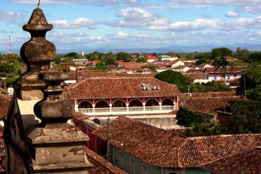 Nikaragua Granada üzerinde Şehir görünümü - kırmızı çatılar ve küçük bulutlar ile mavi bir gökyüzü