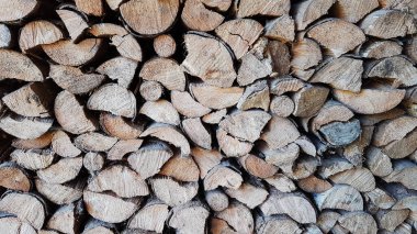 Odun depolama yerini yakından izle. Bu odun şömine için ya da şömine için. Bu yakacak odun görüntüsü kırsal ve doğal bir arka plan olarak kullanmak için mükemmeldir.