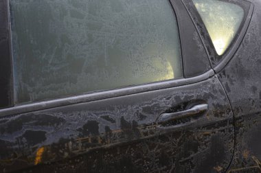 Kışın donmuş araba