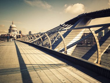 güneşli bir gün Londra Köprüsü
