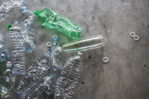 プラスチック製のボトルのある静物テクスチャ — ストック写真