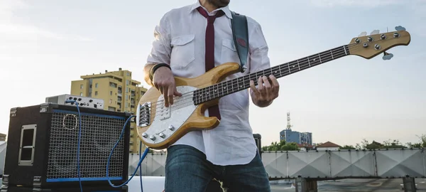 Açık havada oynamaya bas gitarist