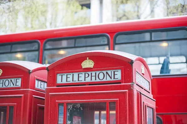 Kırmızı telefon kulübesi ve Londra'da pullman