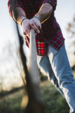 Balta sallayarak odun kıran adamın hareketli görüntüsü.