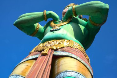 Kuala Lumpur Malezya yakınlarındaki Batu Mağaraları görünümü altında Hanuman Hindu tanrı heykeli.
