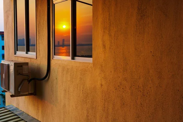 Vysokopovou skříň s klimatizací při východu slunce — Stock fotografie