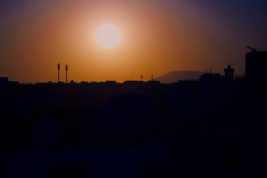 antenler ve minare ile Agadir Fas kentinde gün batımı