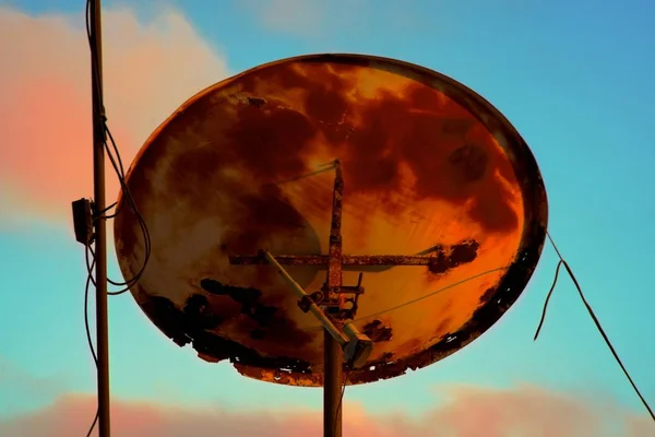Back of a very old rusty satellite television antenna — Stock Photo, Image