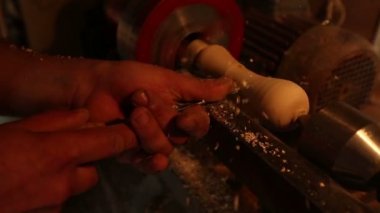 Torna. Ahşap ile çalışır. Wood, yakın çekim torna iş. Ağaç torna makinesi keski ile