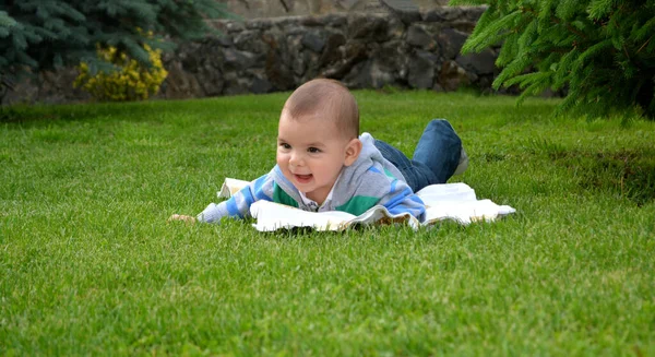 Szczęśliwy Chłopczyk Bawiący Się Zielonej Trawie Uśmiechnięty Chłopczyk — Zdjęcie stockowe