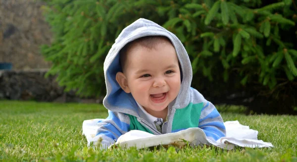 緑の芝生で遊んでいる幸せな幼児の少年 笑顔の男の子 — ストック写真