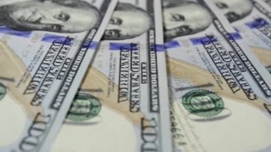 100 dolar yakın çekim. 100 dolarlık banknot.