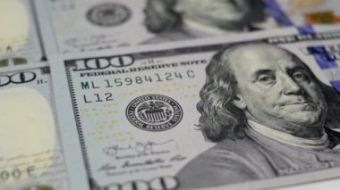 100 dolar yakın çekim. 100 dolarlık banknot.