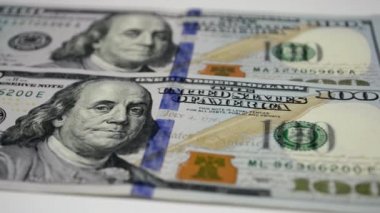 100 dolar yakın çekim. 100 dolarlık banknot.