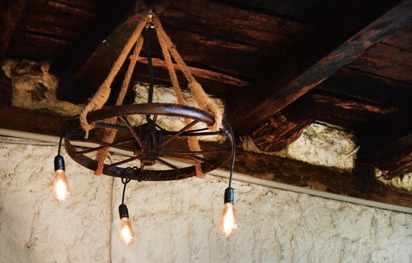 手工制作的吊灯来自老卡特轮 木制天花板下的老式吊灯 木制天花板下的手工抽象吊灯 — 图库照片