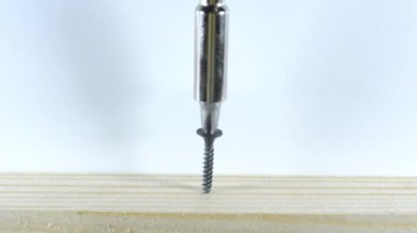 Tornavida vidayı tahtaya saplar. Delgiyle vidayı tahtaya saplar..