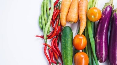 Beyaz arka plan üzerinde Endonezya taze organik sebze ile Çerçeve