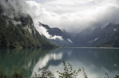 Jotunheimen Bergen fiyortları ve orman. Bergen, Norveç - 11.09.2018