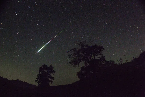 Meteor. Perseid meteor yağmuru. Gece gökyüzü yıldızları ve meteorlar