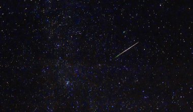 Meteor. Perseid meteor yağmuru. Gece gökyüzü yıldızları ve meteorlar