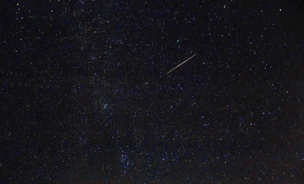 Meteor. Perseid meteor yağmuru. Gece gökyüzü yıldızları ve meteorlar