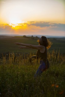 Kız ve gün batımı. Ukrayna