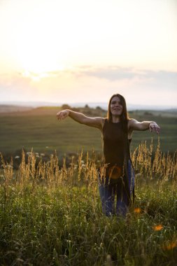 Kız ve gün batımı. Ukrayna