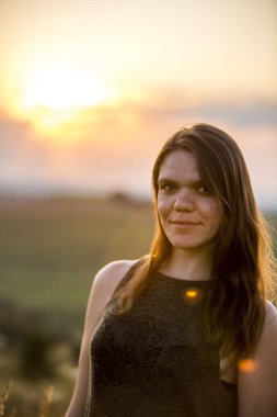 Kız ve gün batımı. Ukrayna