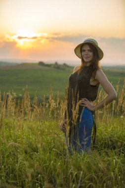 Kız ve gün batımı. Ukrayna