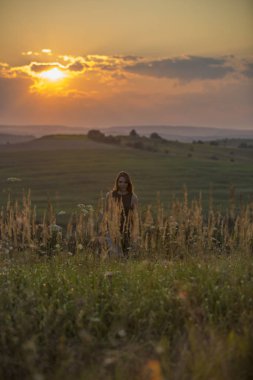 Kız ve gün batımı. Ukrayna