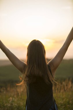 Kız ve gün batımı. Ukrayna