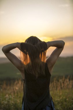 Kız ve gün batımı. Ukrayna