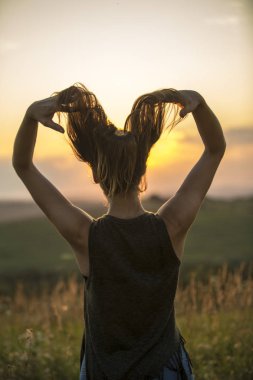 Kız ve gün batımı. Ukrayna