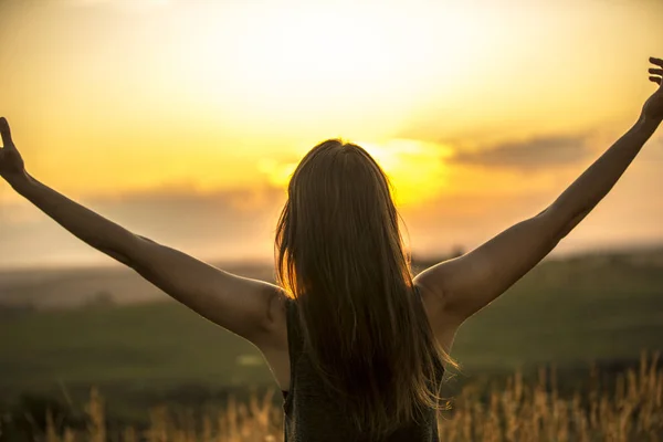 Kız ve gün batımı. Ukrayna