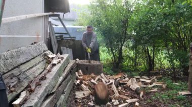 Kış için odun kesen adam, eski baltayla odun kesen adam.