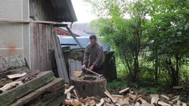 Kış için odun kesen adam, eski baltayla odun kesen adam.