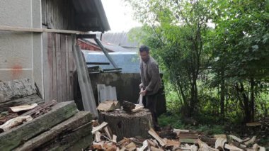 Kış için odun kesen adam, eski baltayla odun kesen adam.