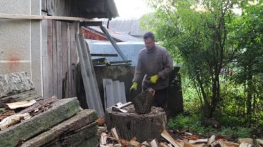 Kış için odun kesen adam, eski baltayla odun kesen adam.