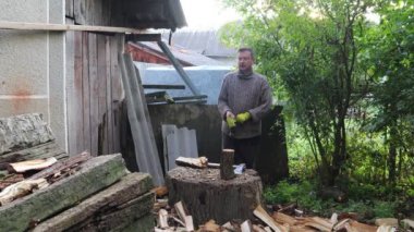 Kış için odun kesen adam, eski baltayla odun kesen adam.