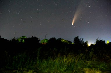 Gece gökyüzünde kuyruklu yıldız