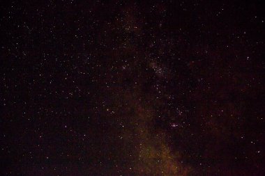 Gece gökyüzünde kuyruklu yıldız