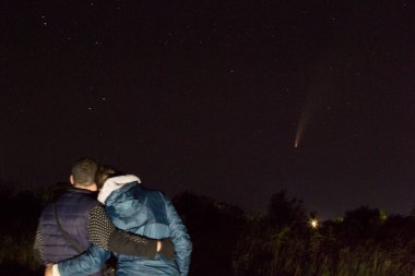 Gece gökyüzünde kuyruklu yıldız