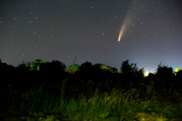 Gece gökyüzünde kuyruklu yıldız
