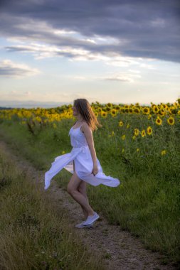 Çiçek tarlasında güzel bir kız