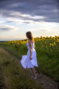 Çiçek tarlasında güzel bir kız