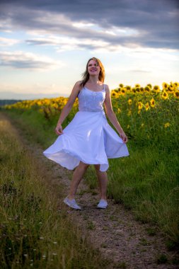 Çiçek tarlasında güzel bir kız