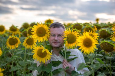 Çiçek tarlasında bir adam