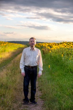 Çiçek tarlasında bir adam