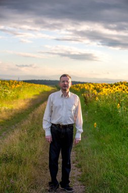 Çiçek tarlasında bir adam