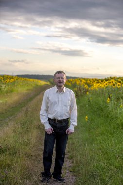 Çiçek tarlasında bir adam